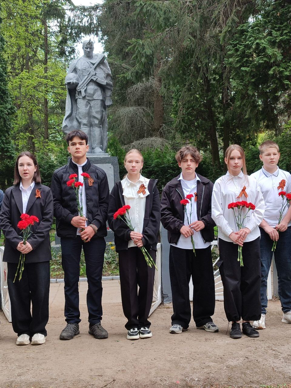 Торжественный митинг и возложение цветов к памятнику &amp;quot;Скорбящий воин&amp;quot;.
